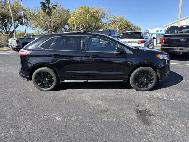 Used 2022 Black Ford SE image 3