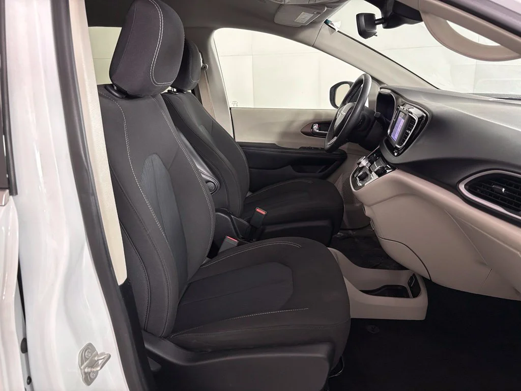 Used 2023 White Chrysler LX image 42