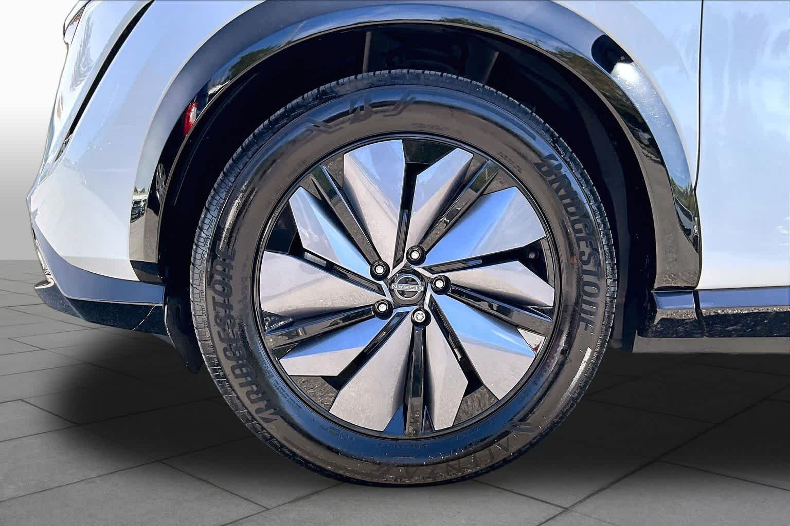 Used 2023 Everest White Pearl Tricoat/Black Diamond Pearl Nissan VENTURE+ image 10