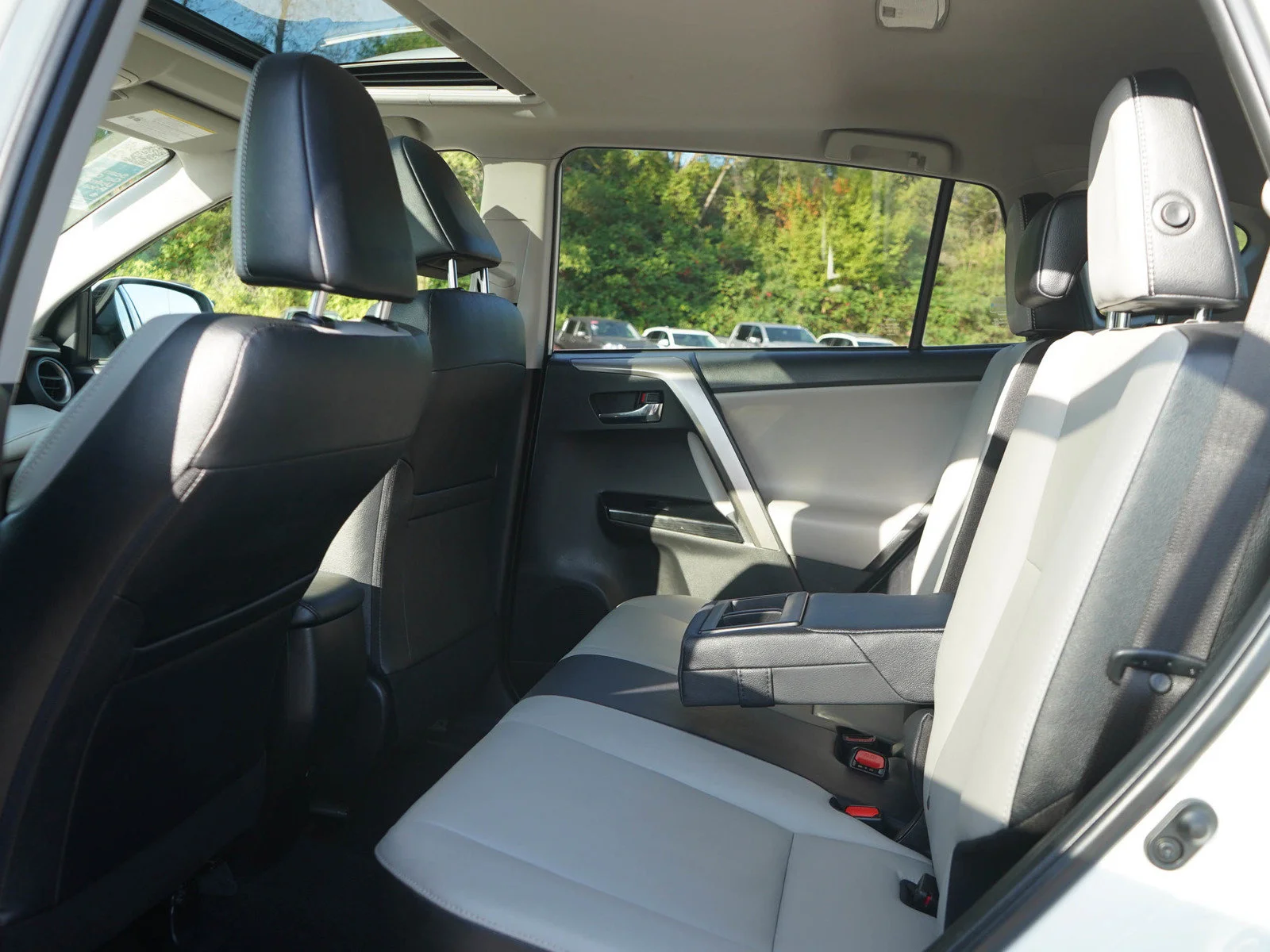 Used 2018 White Toyota 4D WAGON HYBRID LIMITED image 15
