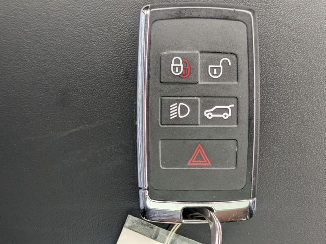 Used 2024 White Land Rover SE image 29