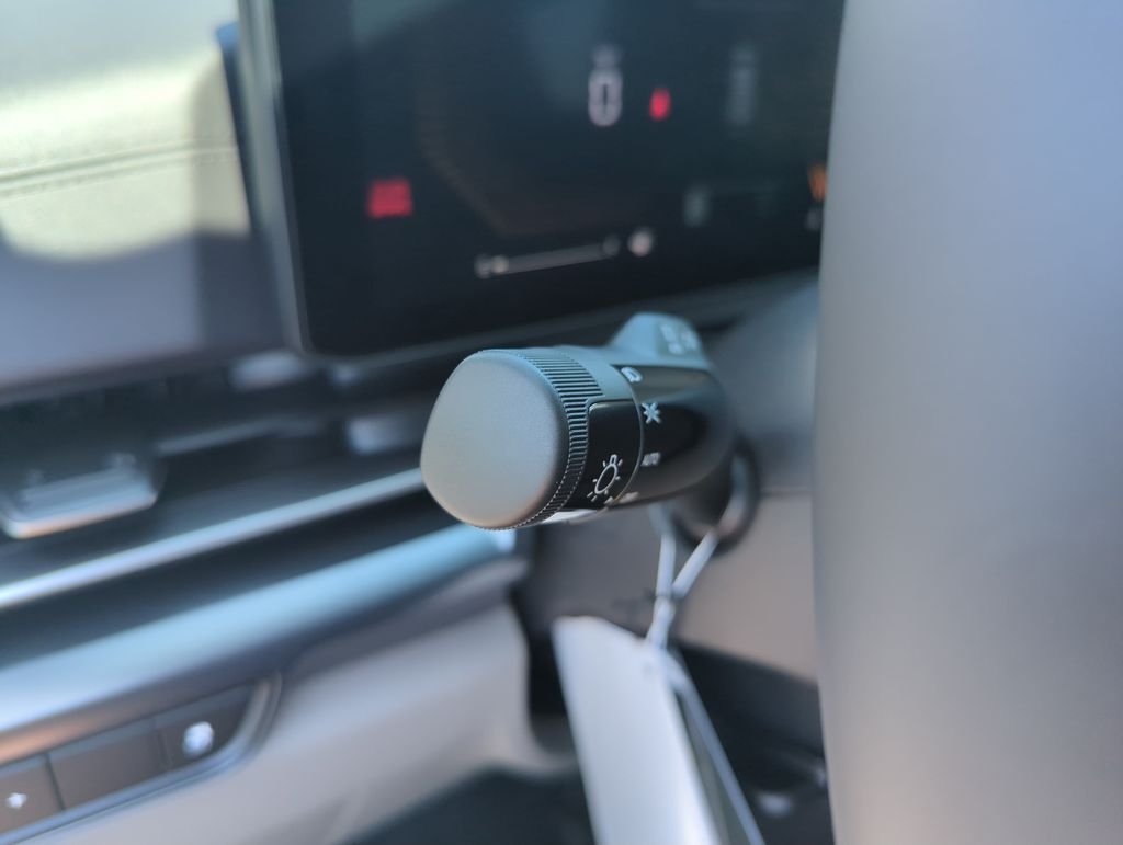 New 2027 Snow White Pearl Kia LX image 21