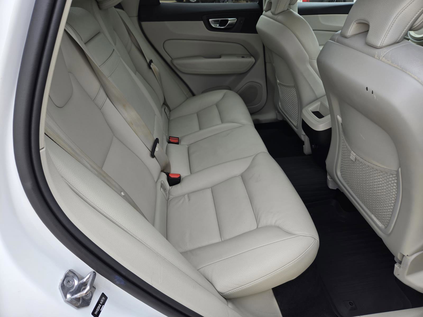 Used 2020 Crystal White Volvo Momentum image 37