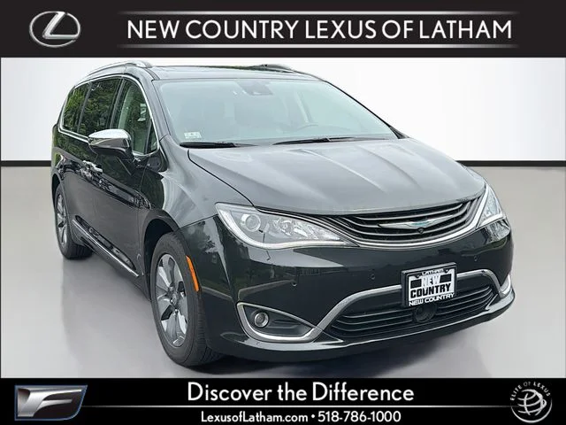 2017 Chrysler Pacifica Hybrid Platinum's photo