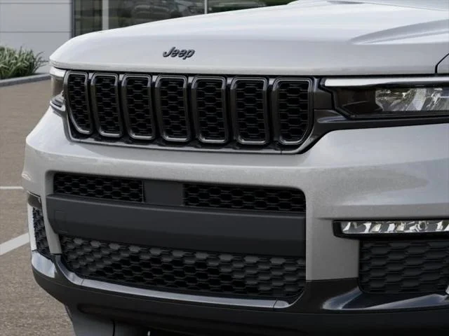 New 2025 Silver Zynith Exterior Paint Jeep Limited image 7