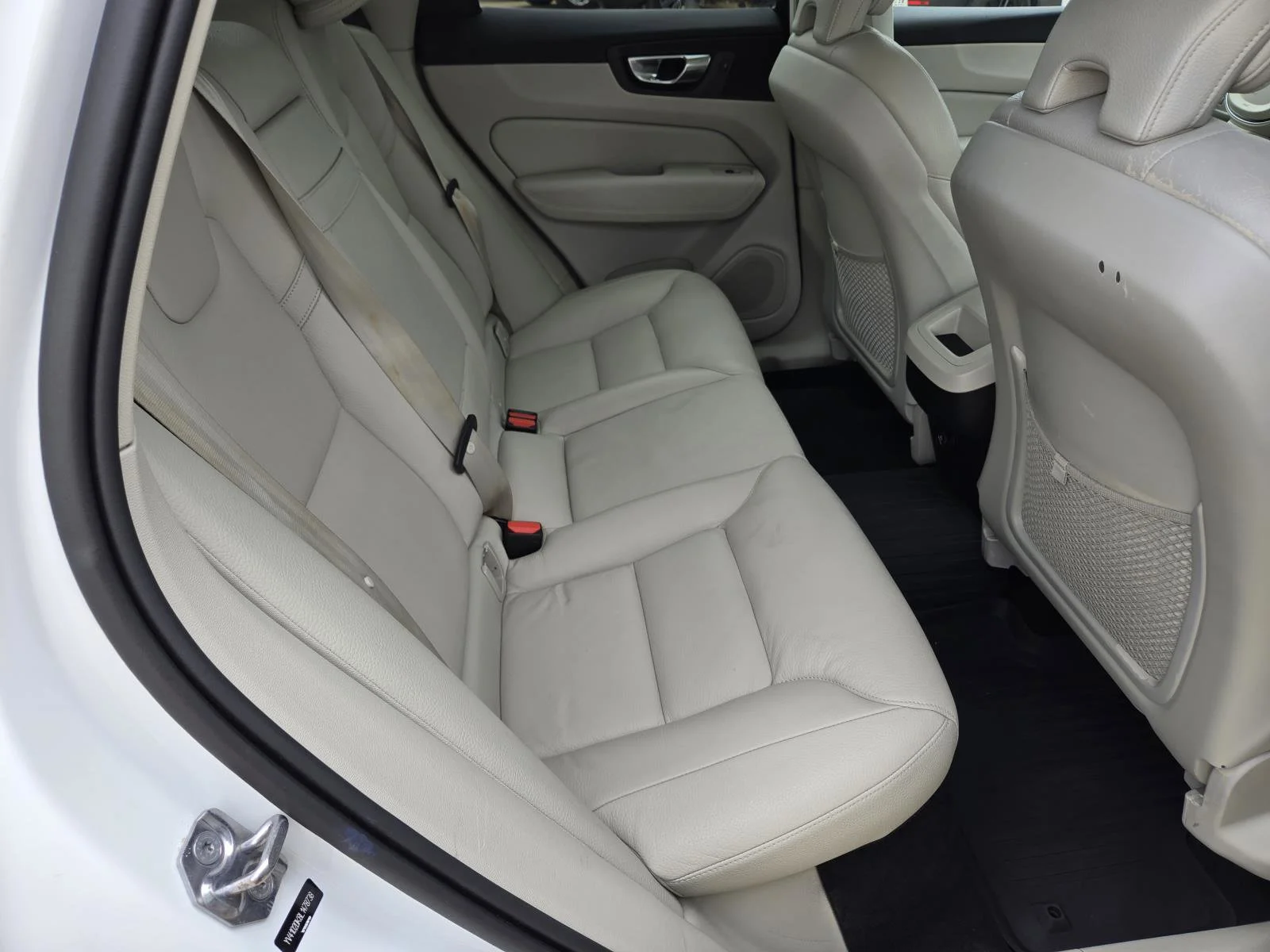 Used 2020 Crystal White Volvo Momentum image 37