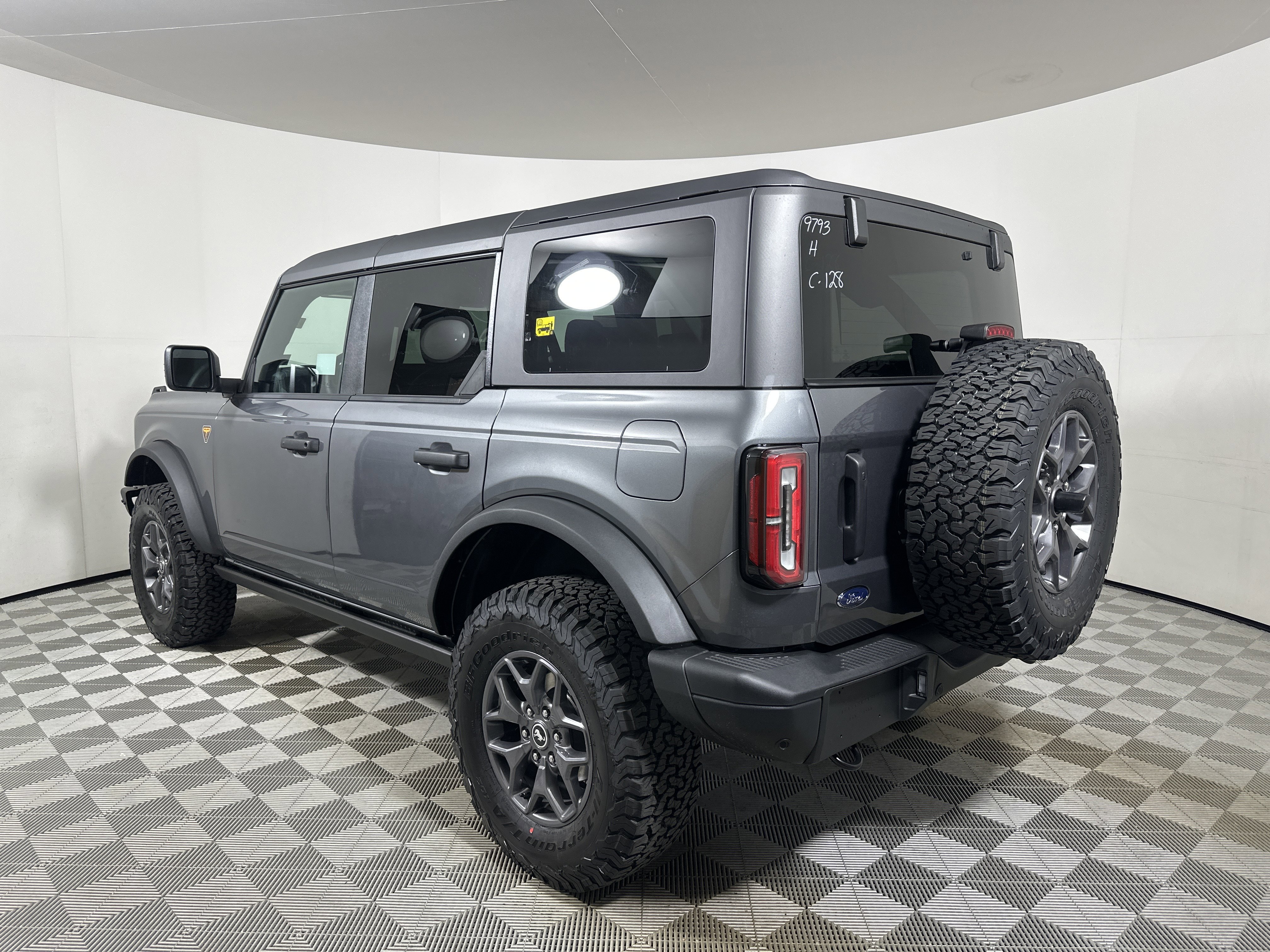 New 2025 CARBONIZED GRAY MET Ford Badlands image 5