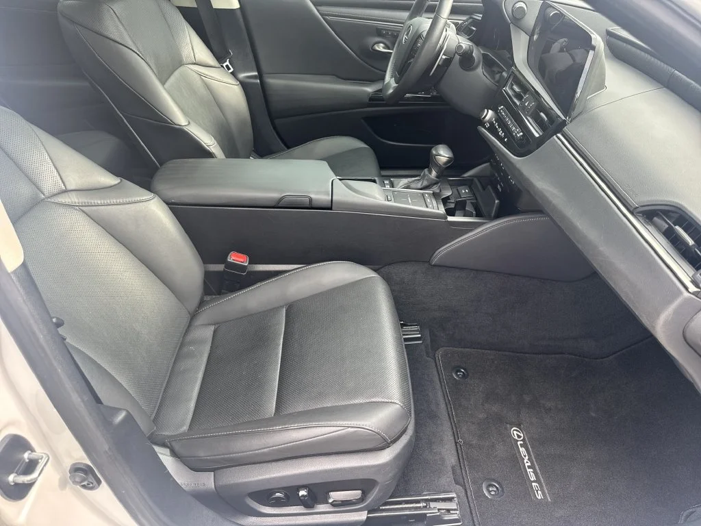 Used 2022 White Lexus 300h image 13