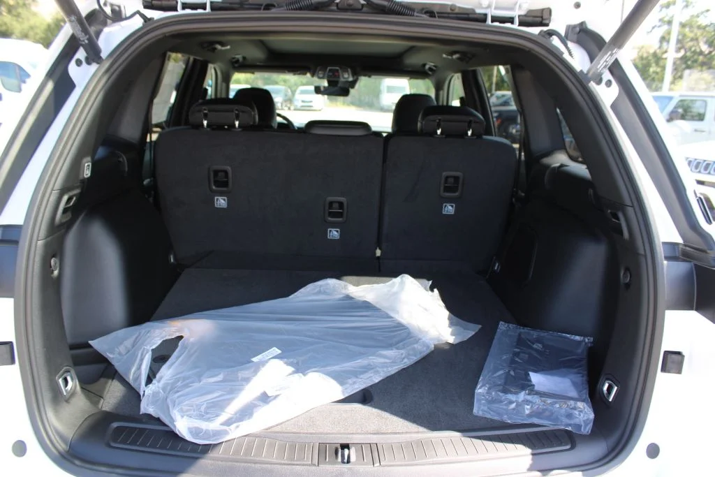 New 2026 Bright White Clear-Coat Exterior Paint Jeep Limited image 10