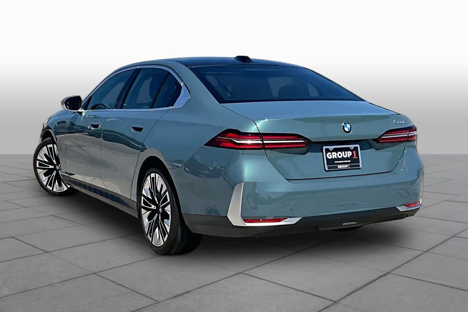 Used 2026 Cape York Green Metallic BMW 530i image 11