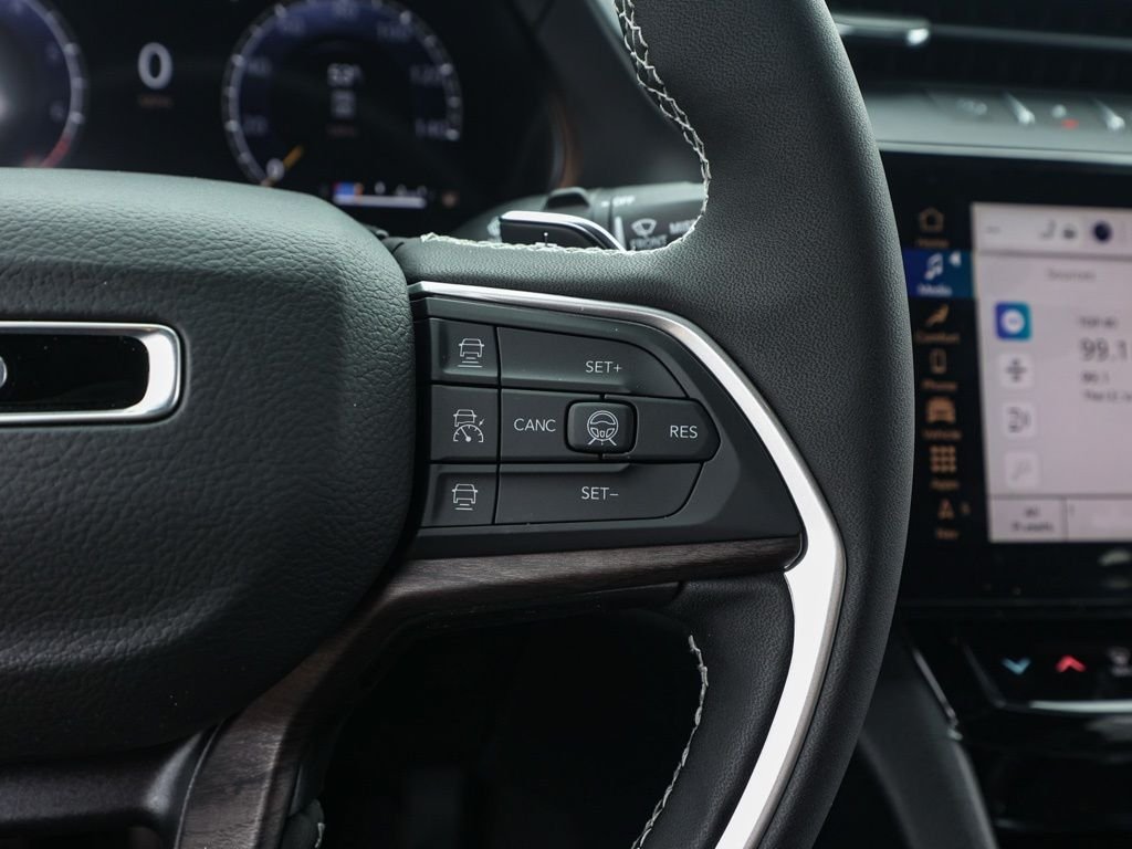 New 2026 Diamond Black Crystal Pearl-Coat Exterior Paint Jeep Limited image 26