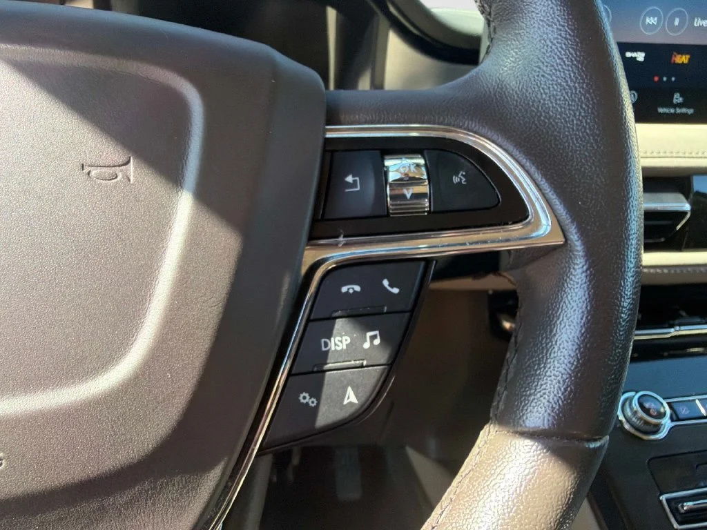 Used 2023 White Lincoln Standard image 28