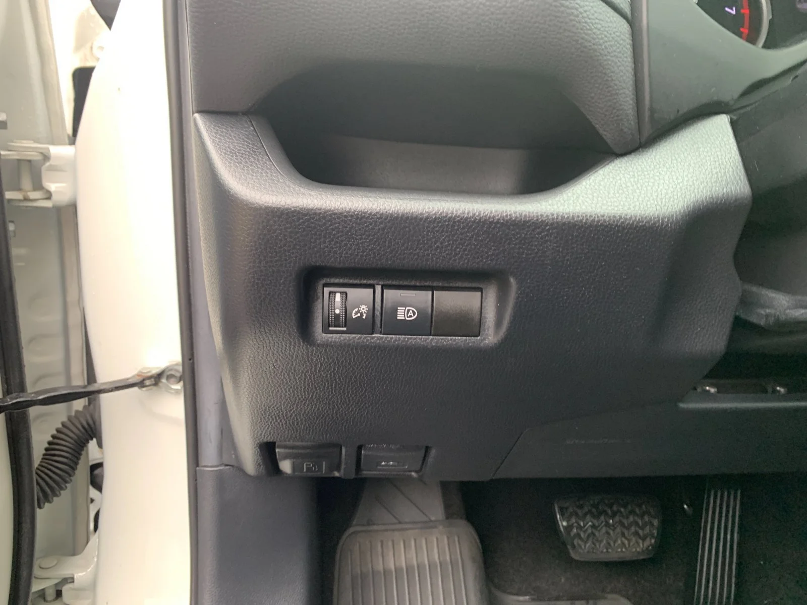 Used 2019 White Toyota XLE image 30