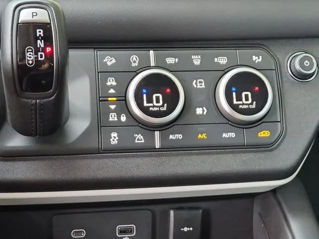 Used 2024  Land Rover SE image 25