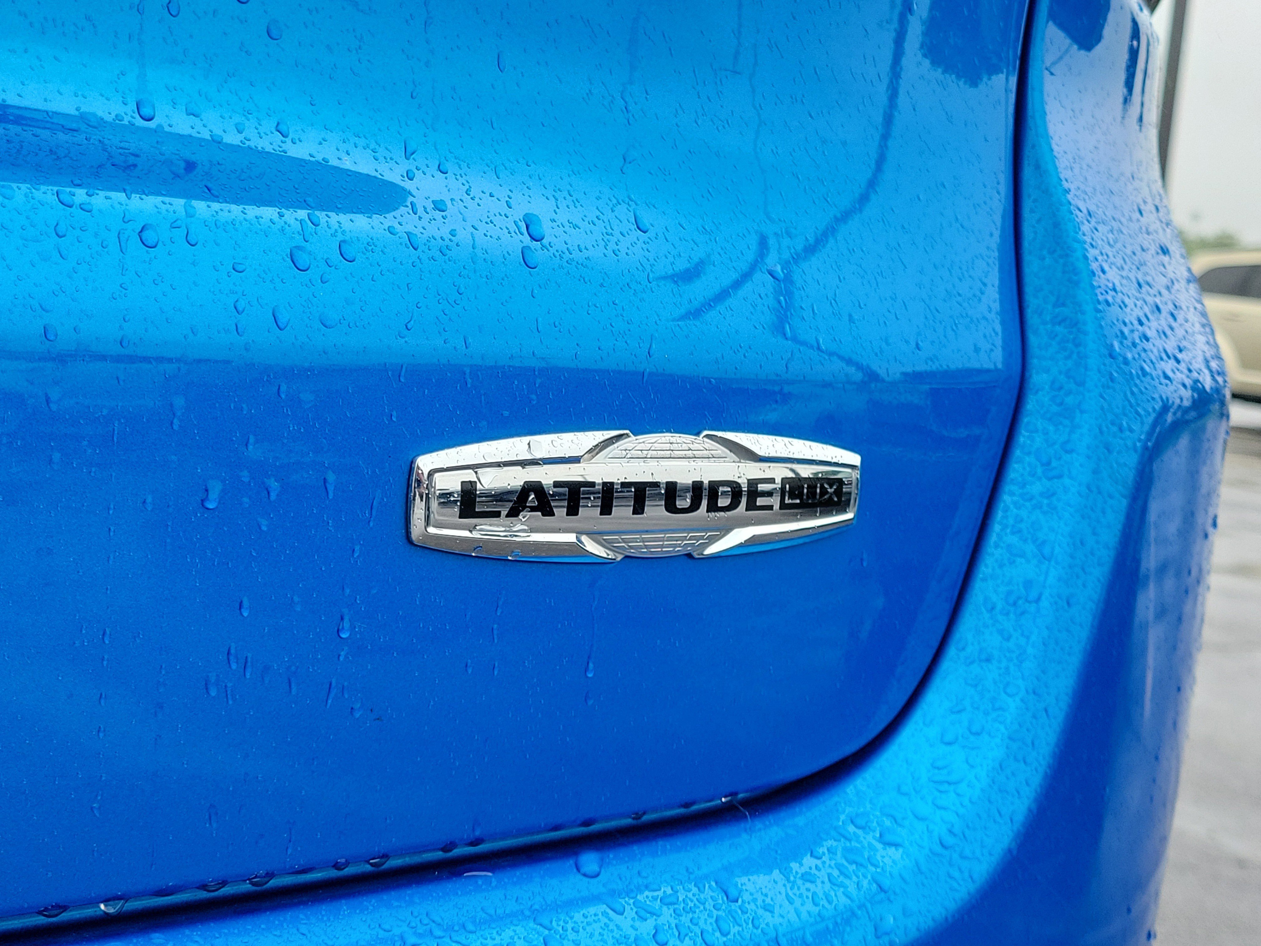 Used 2022 Laser Blue Pearlcoat Jeep Latitude Lux image 7