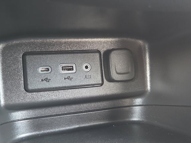 Used 2022 Summit White Chevrolet LT image 9