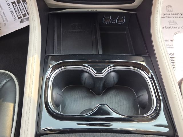 Used 2024 Silver Chrysler Limited image 18