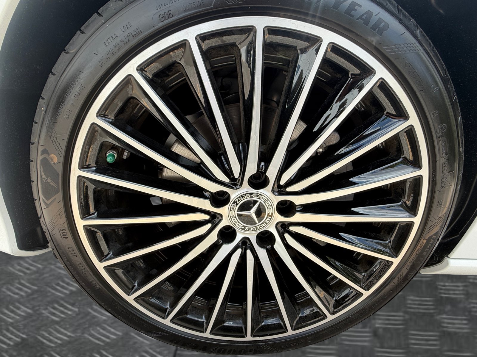 New 2026 MANUFAKTUR Moonlight White Metallic Mercedes-Benz C 300 image 34