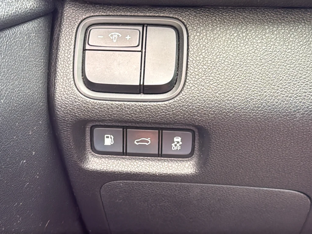 Used 2016 White Kia LX image 24