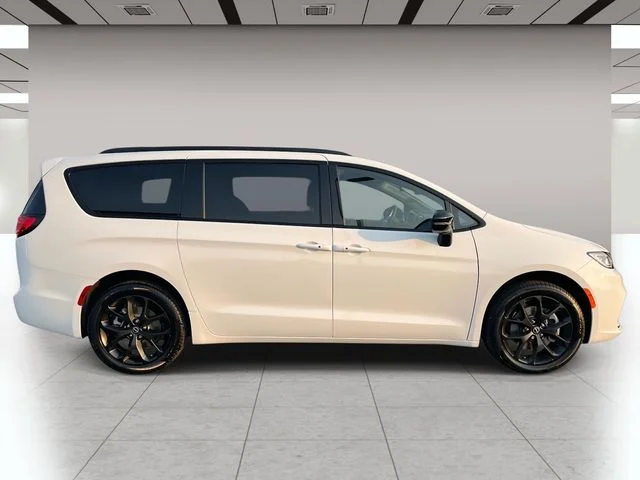 New 2026 Bright White Clear-Coat Exterior Paint Chrysler Limited image 2