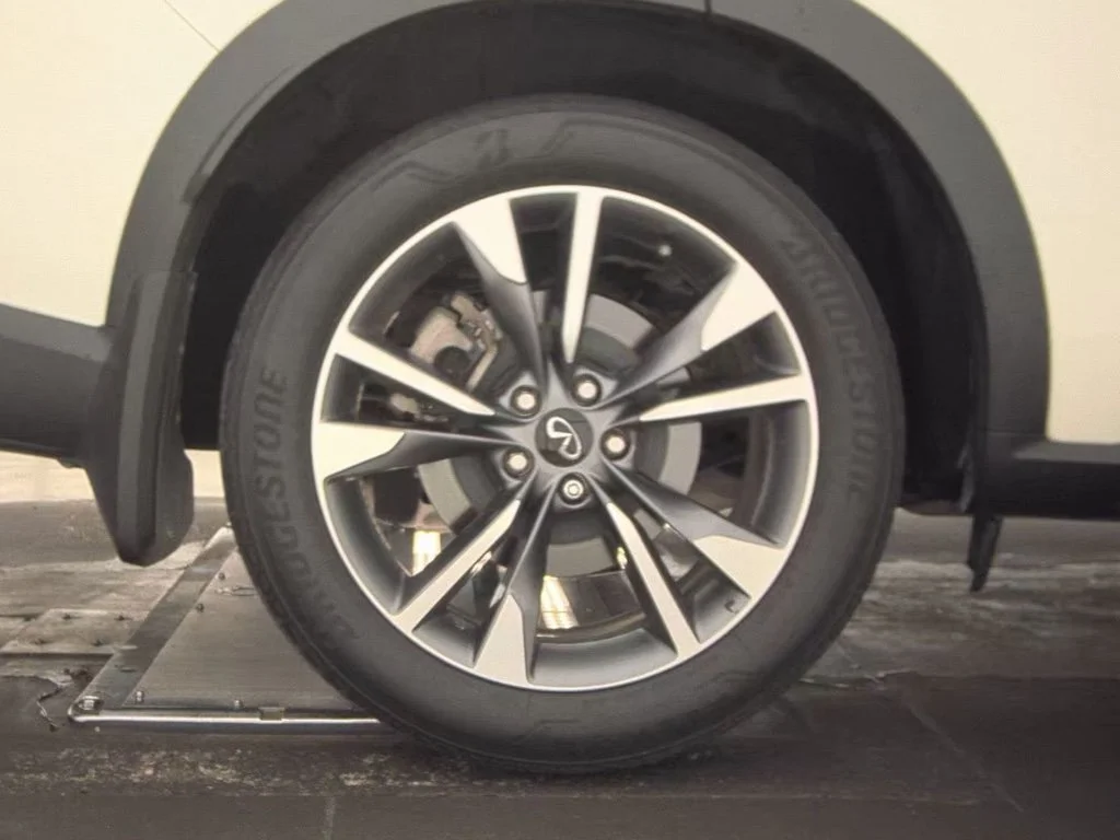 Certified Used 2024 White INFINITI LUXE image 26