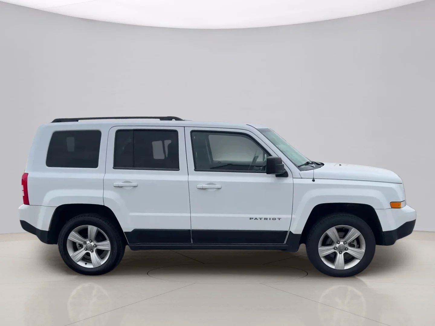 Used 2014 White Jeep LATITUDE 4 image 6