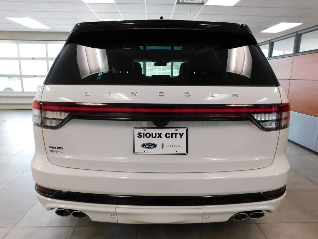Used 2025 Pristine White Lincoln Reserve image 7