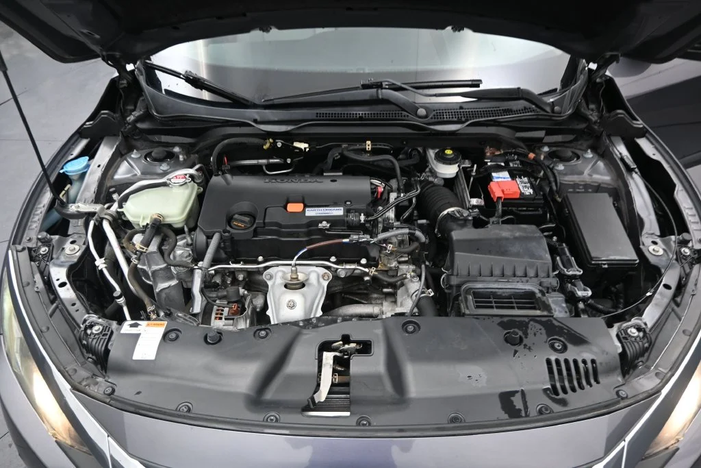 Certified Used 2018 Lunar Silver Metallic Honda LX image 12