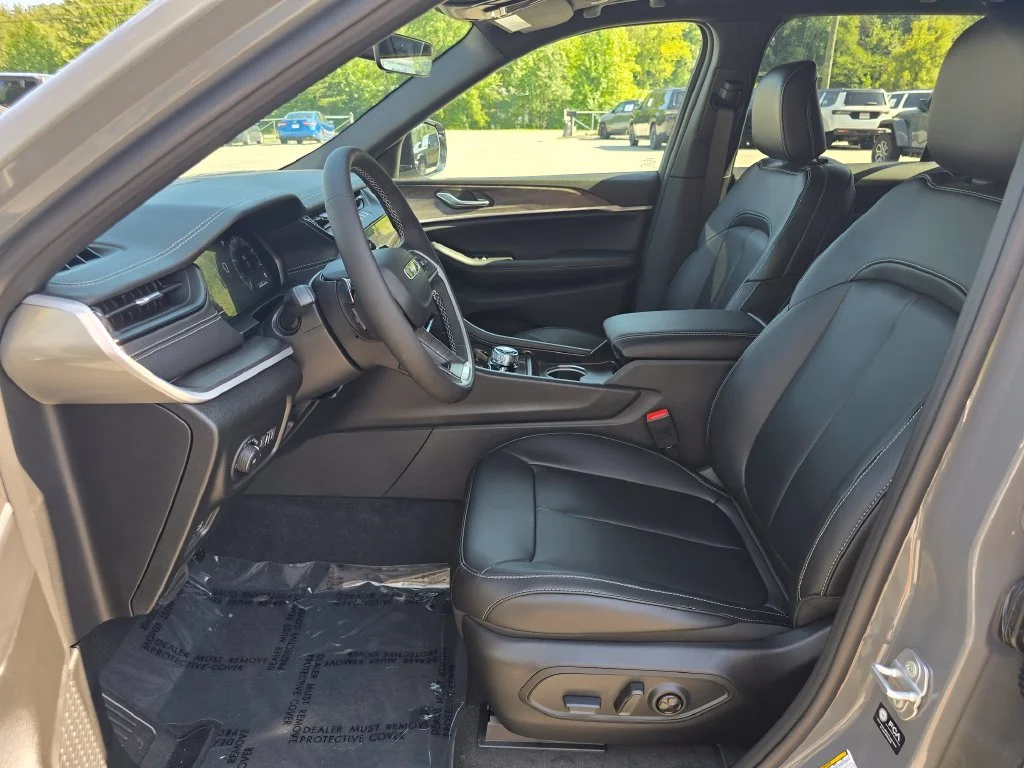 New 2027 Gray Jeep Limited image 4