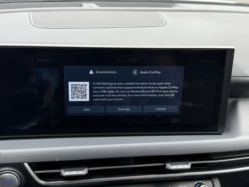 Used 2025 White Hyundai SEL image 3