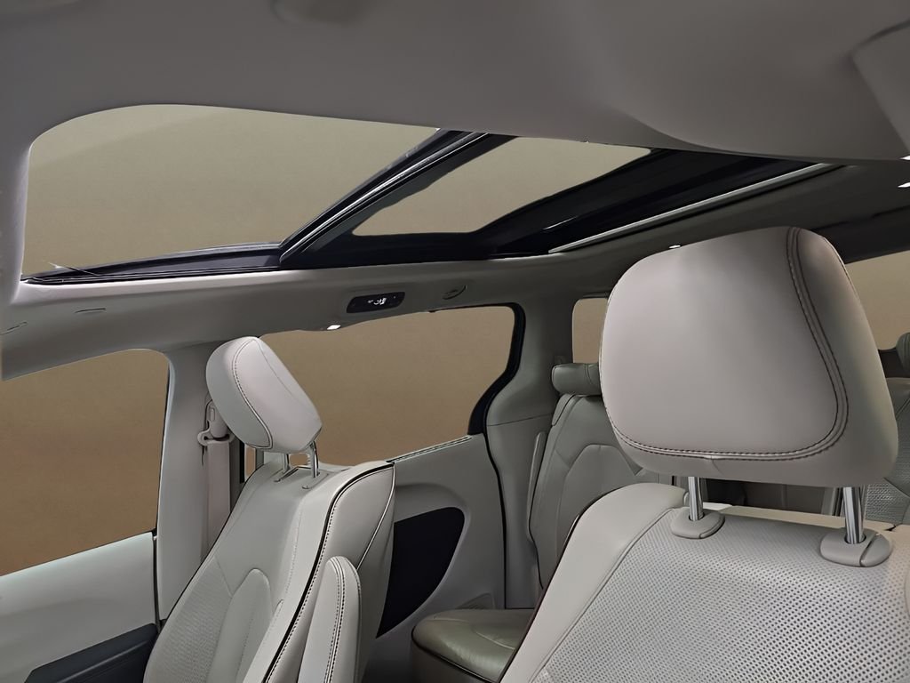 Used 2018 Gray Chrysler Limited image 33