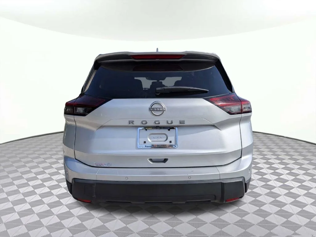 Used 2025 Silver Nissan SV image 4