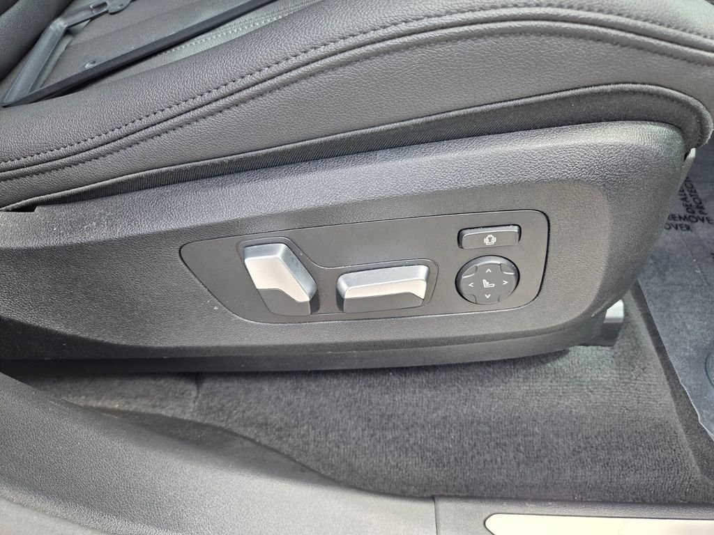 Used 2021 White BMW xDrive40i image 19
