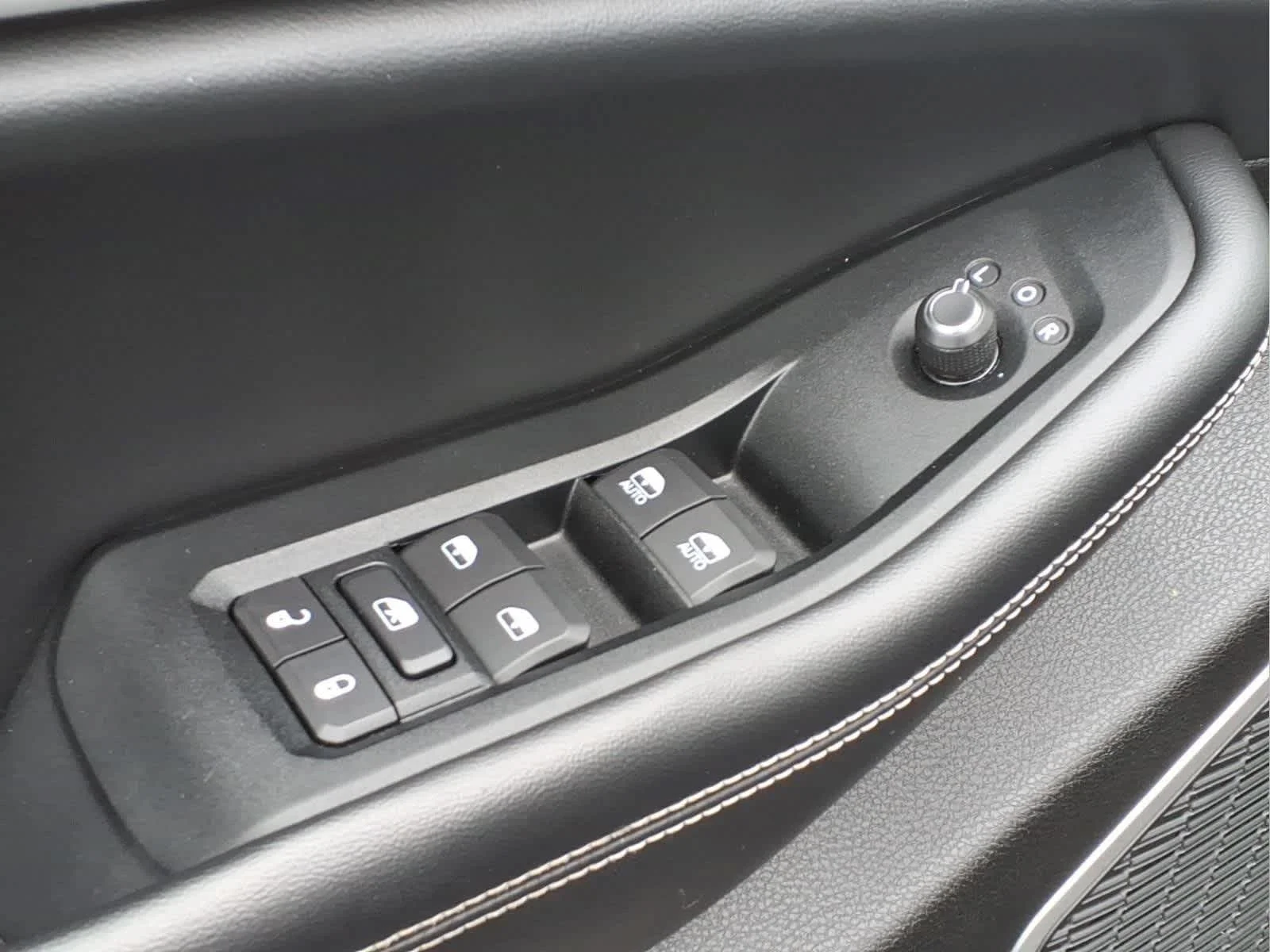 Used 2023 Diamond Black Crystal Pearlcoat Jeep Limited image 20