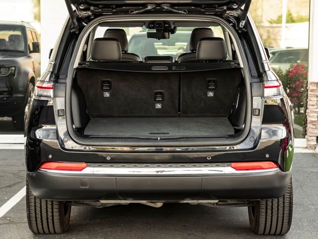 Used 2022 Diamond Black Crystal Pearlcoat Jeep Limited image 28