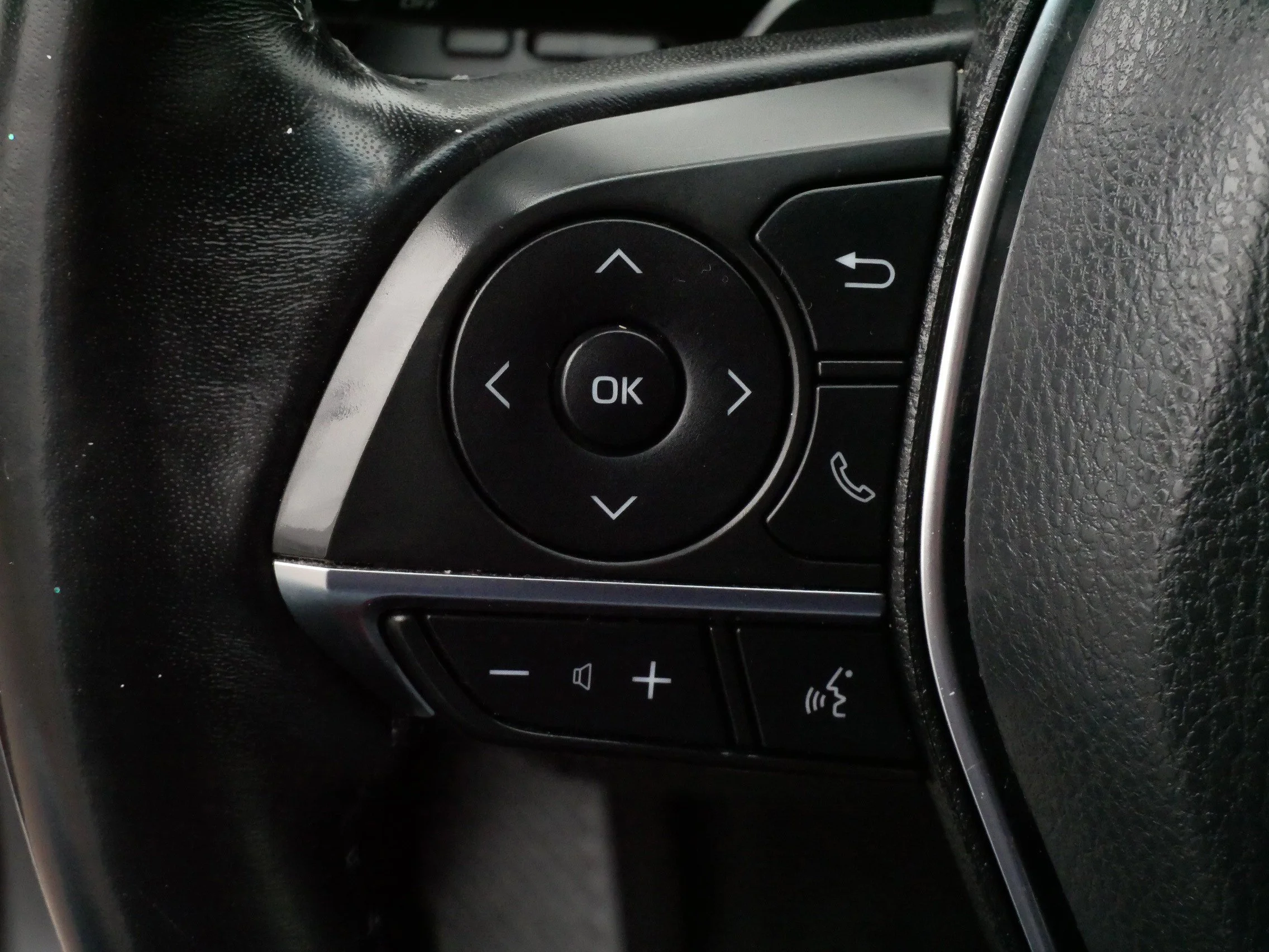 Used 2019 Wind Chill Pearl/Midnight Black Metallic Toyota XSE V6 image 27