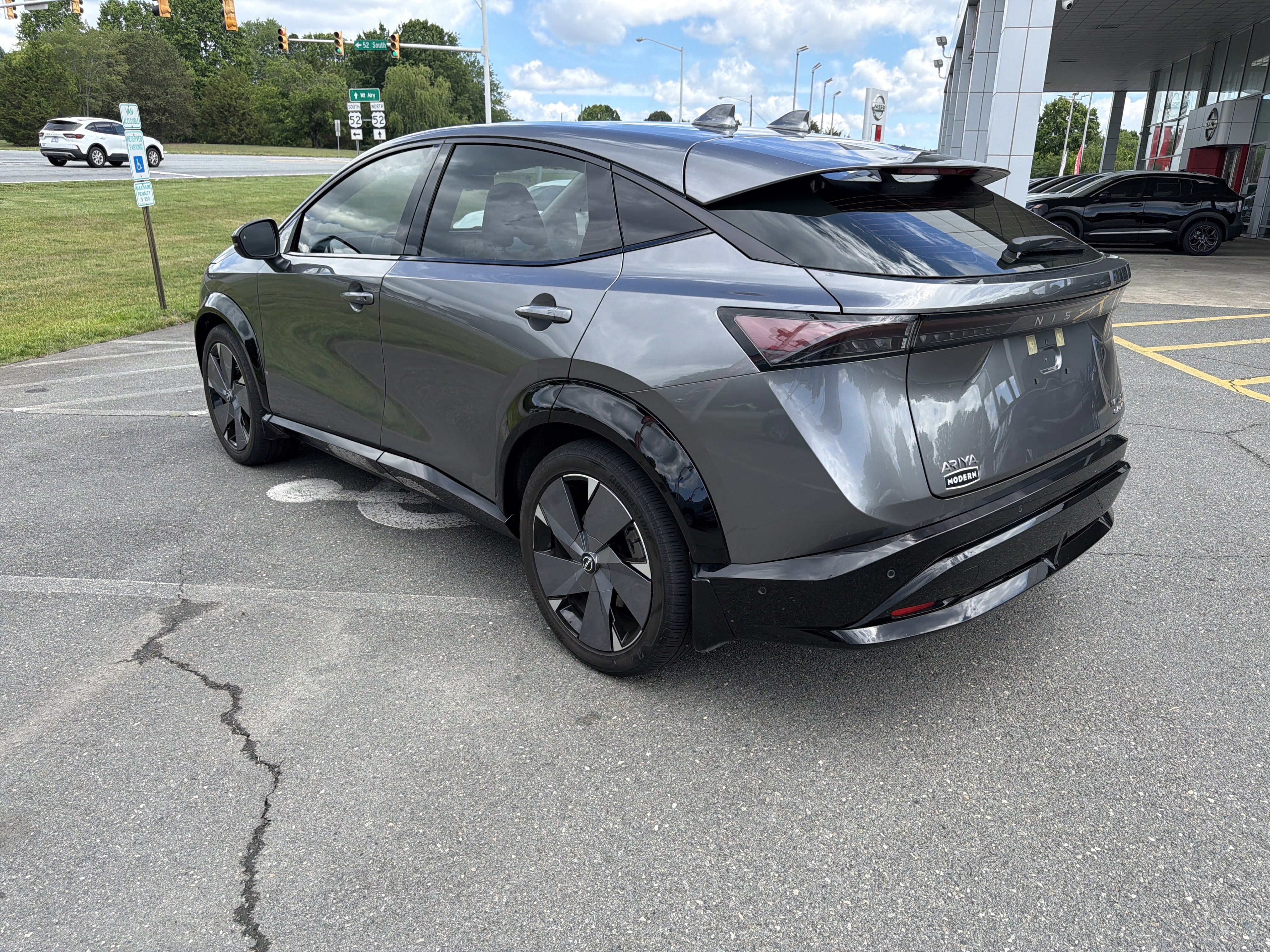 Used 2023  Nissan  image 3