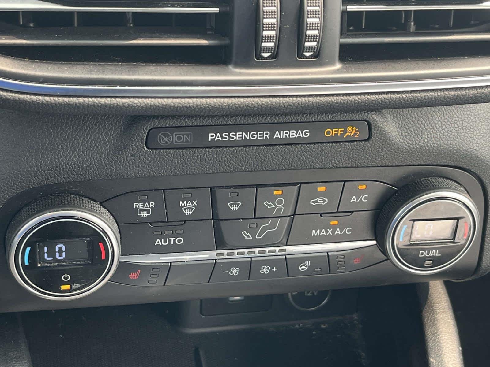 Used 2020  Ford Titanium Hybrid image 27