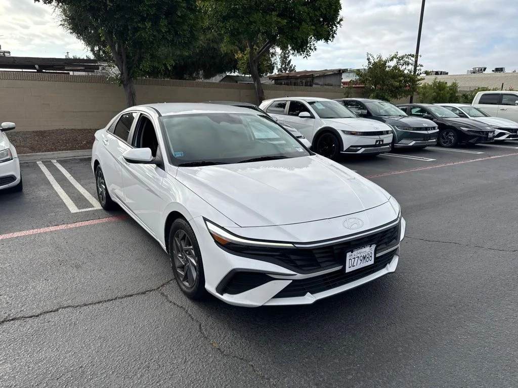 Used 2024 White Hyundai SEL image 4