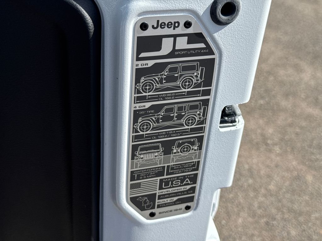 New 2026 Bright White Clear-Coat Exterior Paint Jeep Rubicon image 12