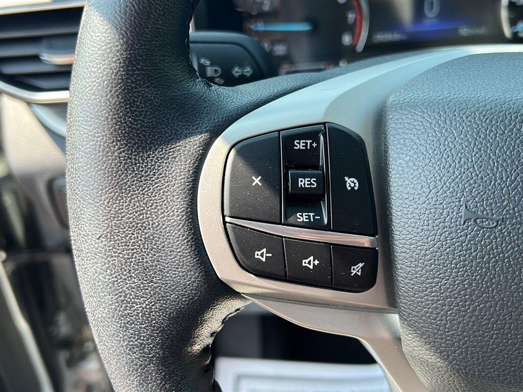 Used 2023 Iconic Silver Ford XLT image 9