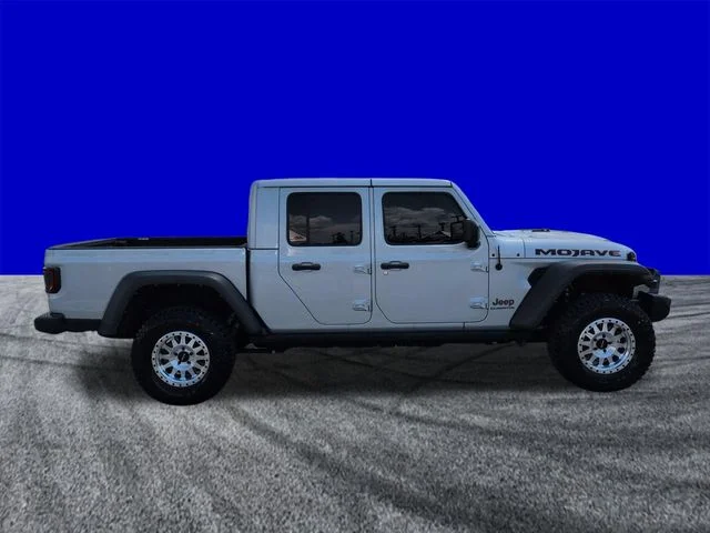 Used 2022 Silver Jeep Mojave image 3