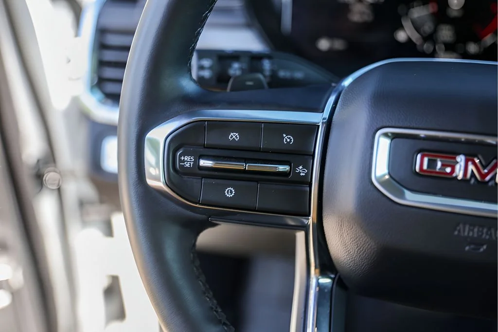 Used 2025 White GMC Elevation image 17