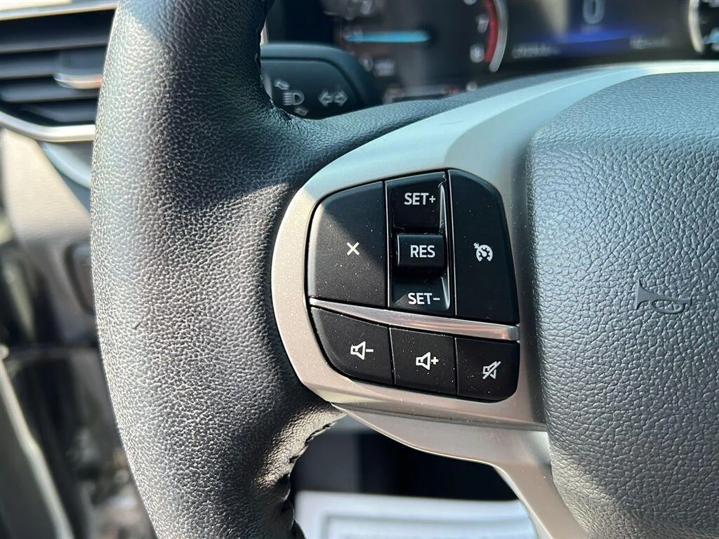 Used 2023 Iconic Silver Ford XLT image 9