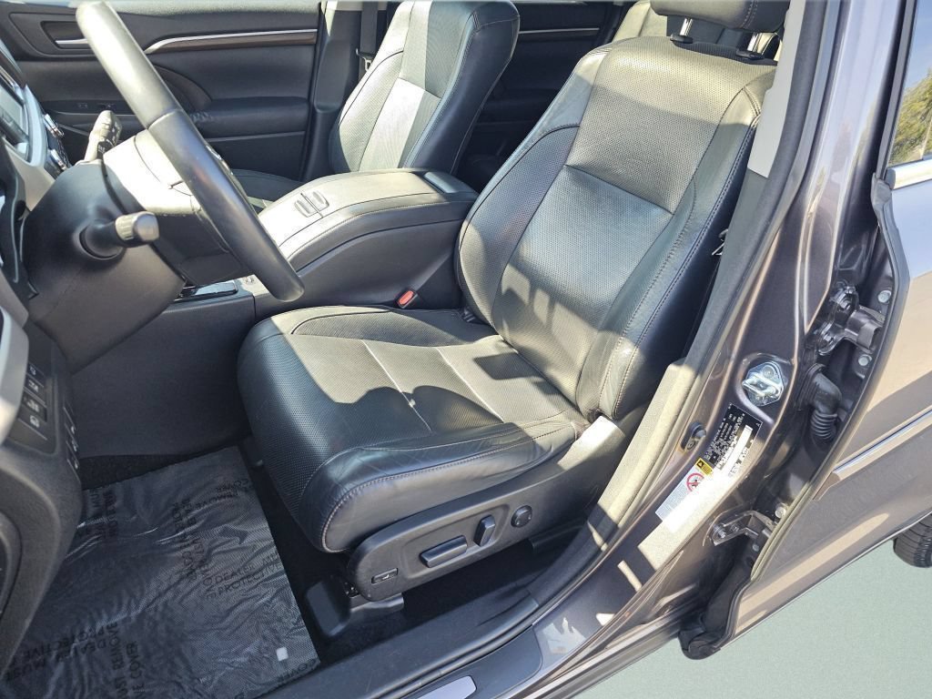 Used 2016 Predawn Gray Mica Toyota Limited Platinum V6 image 6