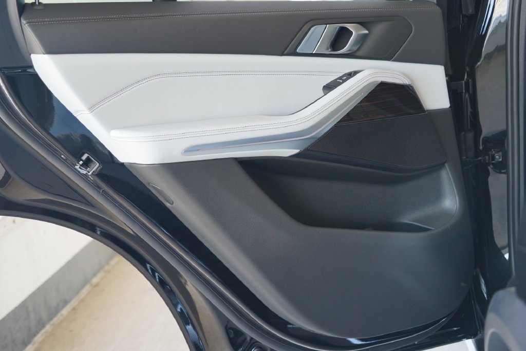 New 2026 Black Sapphire Metallic BMW xDrive50e image 32