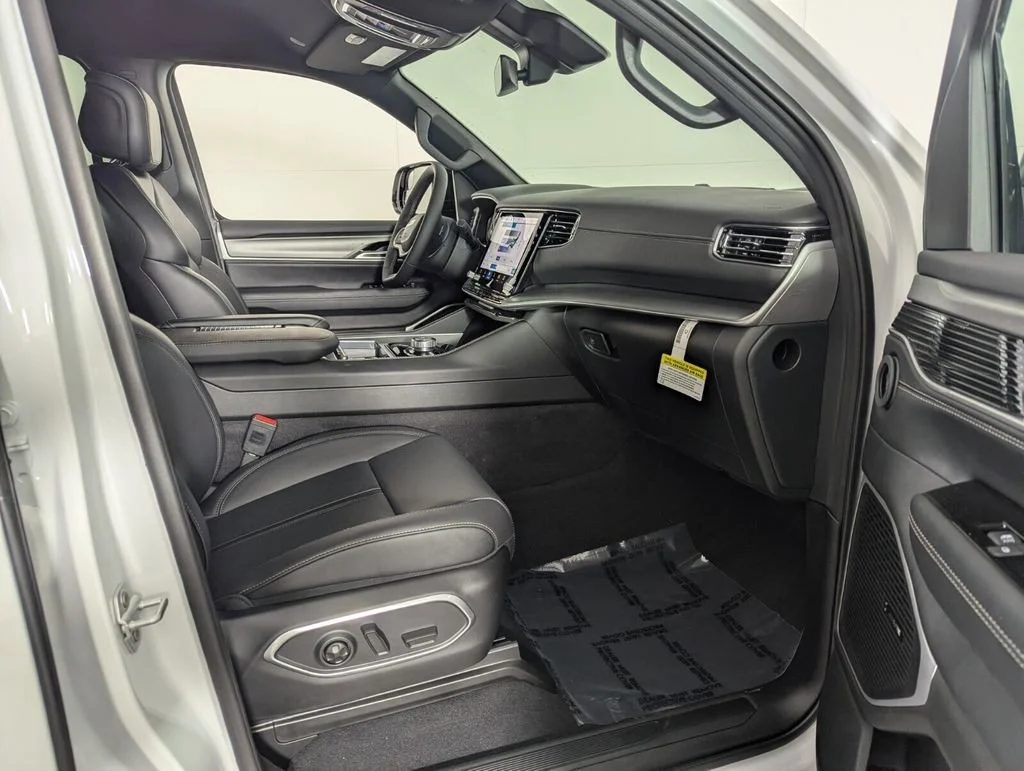 New 2026 Bright White Clear-Coat Exterior Paint Jeep Limited Altitude image 30