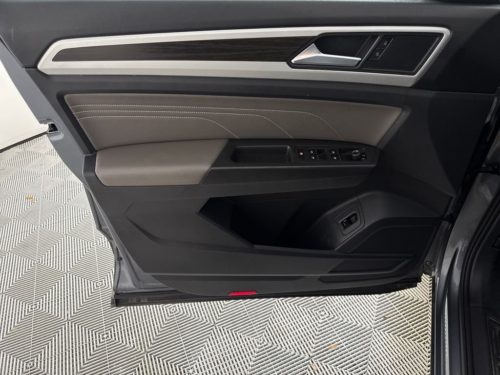 2023 Volkswagen Atlas SE w/Tech - Photo 9
