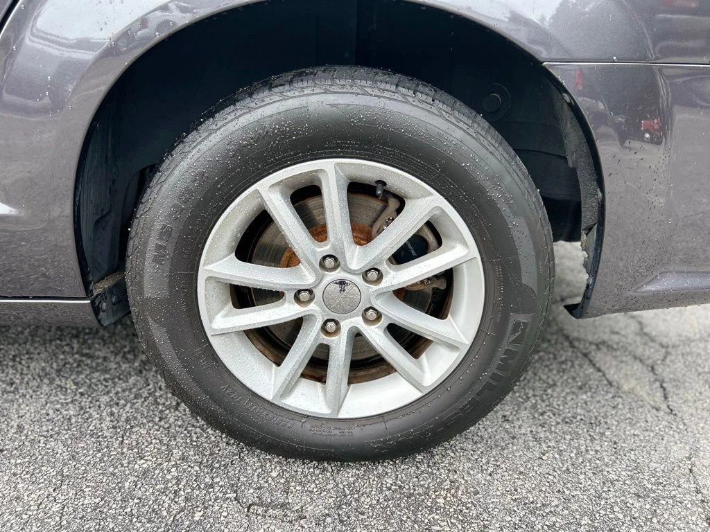 Used 2019 Gray Dodge SXT image 13
