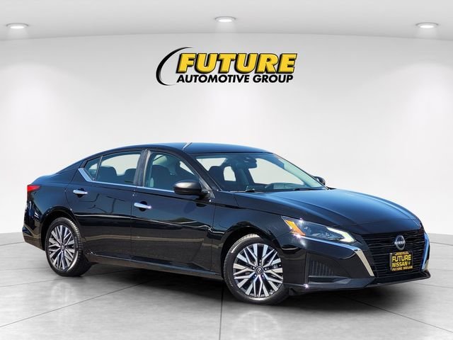 Used 2025 Black Nissan 2.5 SV image 1